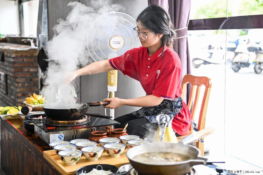全网追的“扁担女孩”，找了一份暑假工，时薪12元 - 黑河生活资讯 - 黑河28生活网 heihe.28life.net